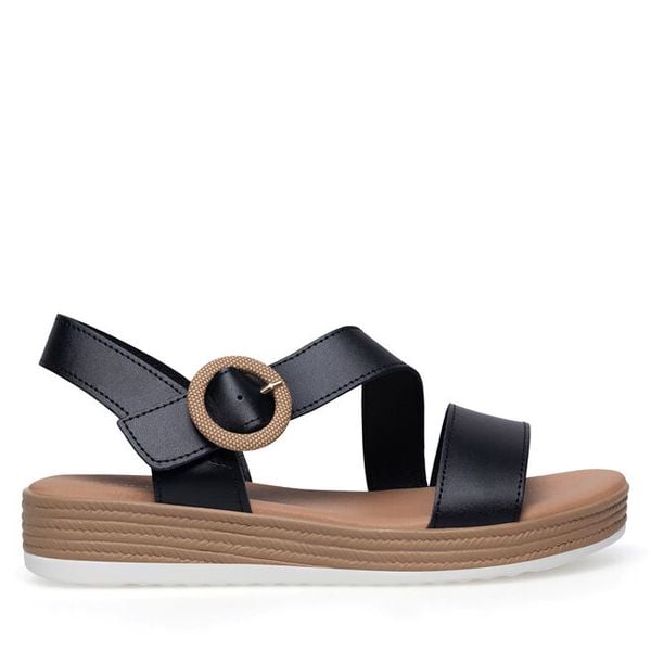 Sandały Lasocki. Czarne sandały damskie Lasocki, bez wzorów, bez obcasa, na płaskiej podeszwie, bez zapięcia. Za 99.99 zł.