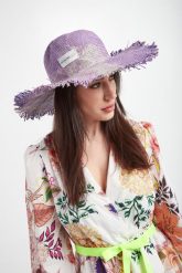 Kapelusz damski EMPORIO ARMANI. Kapelusze damskie Emporio Armani, bez wzorów. W wyprzedaży za 544.62 zł.