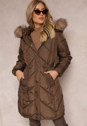 Brązowa Długa Pikowana Kurtka w Stylu Parki z Troczkiem w Pasie i Sztucznym Futerkiem Abelasa. Brązowe kurtki damskie Renee, l, bez wzorów, bez kaptura. Za 269.99 zł.