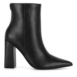 Botki Nine West. Czarne botki damskie Nine West, bez obcasa, na słupku, bez zapięcia. Za 279.99 zł.