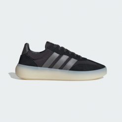 Buty Barreda Decode. Czarne obuwie trekkingowe damskie Adidas, ze skóry, bez zapięcia. Za 318.99 zł.