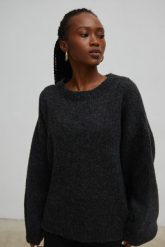 Sweter oversize z bufiastym rękawem GRAFITOWY - RIVERO-UNI. Szare swetry klasyczne damskie Marsala, na zimę, z wełny, bez kołnierzyka. Za 249.90 zł.