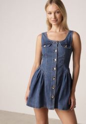 Niebieska Jeansowa Sukienka z Bawełny o Rozkloszowanym Kroju z Guzikami Nikesilea. Niebieskie sukienki damskie Born2be, bez wzorów, z bawełny, eleganckie, bez ramiączek. Za 179.99 zł.