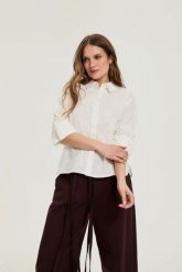 Bawełniana koszula z rękawami 3/4 biała. Białe koszule damskie MOODO, l, bez wzorów, z bawełny, bez kołnierzyka, bez ramiączek. Za 149.99 zł.