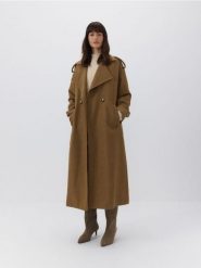 Dwurzędowy płaszcz z domieszką wełny - brązowy. Brązowe płaszcze damskie Reserved, l, bez wzorów, z tkaniny, bez kaptura. W wyprzedaży za 299.99 zł.