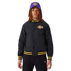 Kurtka bomberka New Era NBA Los Angeles Lakers Script Bomber Jacket - 60332205. Czarne kurtki damskie New Era, bez wzorów, bez kaptura. Za 596.45 zł.