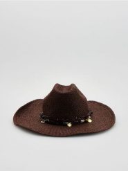 Pleciony kapelusz z aplikacją - ciemnobrązowy. Brązowe kapelusze damskie Reserved, z aplikacjami. Za 99.99 zł.