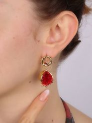 L'Atelier de Gaia Pozłacane kolczyki-wkrętki z kryształami rozmiar: onesize. Czerwone kolczyki damskie L'Atelier de Gaia, z kryształem, pozłacane. Za 70.24 zł.