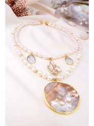 L'Atelier de Gaia Pozłacany naszyjnik z zawieszką - dł. 45 cm rozmiar: onesize. Białe naszyjniki damskie L'Atelier de Gaia, z perłą, pozłacane. Za 130.99 zł.