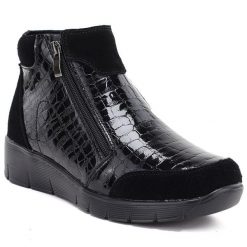 Skórzane botki damskie na klinie lakierowane kroko czarne eVento 26BT17-496. Czarne botki damskie eVento, z lakierowanej skóry, bez obcasa, na koturnie, bez zapięcia. Za 209.99 zł.