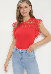 Czerwona Bluzka z Bawełny Ozdobiona Koronką Varine. Czerwone bluzki damskie Born2be, s, z aplikacjami, z bawełny, biznesowe, bez kołnierzyka, bez ramiączek. Za 39.99 zł.