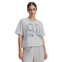 Damska koszulka z nadrukiem Under Armour Heavyweight 96. Szare koszulki sportowe damskie Under Armour, bez wzorów, bez ramiączek. W wyprzedaży za 177.65 zł.