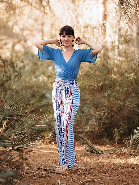 Isla Bonita by SIGRIS Spodnie w kolorze biało-niebieskim rozmiar: L. Białe bluzki damskie Isla Bonita by SIGRIS, bez wzorów, z materiału. Za 100.99 zł.