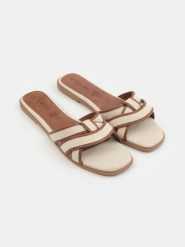 Klapki ze skórzaną wkładką - brązowy. Brązowe klapki damskie Sinsay, bez wzorów, bez obcasa, bez zapięcia. Za 49.99 zł.