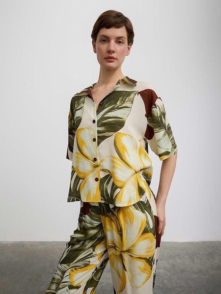 BGN Bluzka w kolorze zielono-kremowym rozmiar: 40. Zielone bluzki damskie BGN, bez wzorów, z wiskozy, bez kołnierzyka, bez ramiączek. Za 101.23 zł.