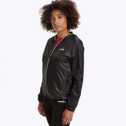Kurtka damska DIADORA L. MULTILAYER JACKET BE ONE. Czarne kurtki damskie Diadora, l, bez wzorów, bez kaptura. Za 169.99 zł.