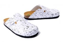 DR. BRINKMANN 600145-03 weiss, klapki damskie. Białe klapki damskie Dr. Brinkmann, bez wzorów, ze skóry, bez obcasa, bez zapięcia. Za 163.92 zł.