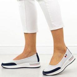 Skórzane granat półbuty damskie Cambell 87307. Białe półbuty damskie Cambell, na lato, bez wzorów, z jeansu, bez obcasa, na płaskiej podeszwie, bez zapięcia. Za 199.00 zł.