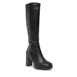 Kozaki DeeZee. Czarne kozaki damskie DeeZee, bez obcasa, na słupku, bez zapięcia. Za 229.99 zł.