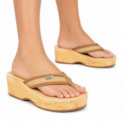 Klapki japonki damskie Lee VIRGINIA RAFFIA WOMEN BULKY HEEL. Brązowe klapki damskie GOUDEN LEEUW, bez wzorów, z materiału, z otwartym noskiem, bez obcasa, na obcasie, bez zapięcia. Za 89.00 zł.