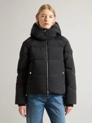 Woolrich Kurtka puchowa w kolorze czarnym rozmiar: M. Czarne kurtki damskie Woolrich, m, bez wzorów, z puchu, bez kaptura. Za 1,207.99 zł.