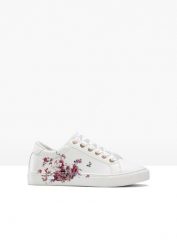 Sneakersy z kwiatowym nadrukiem. Białe obuwie sportowe casual damskie bonprix. Za 119.99 zł.