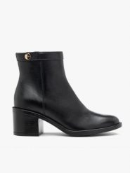 Czarne eleganckie botki na obcasie. Czarne botki damskie Ryłko, ze skóry, eleganckie, z okrągłym noskiem, za kostkę, bez obcasa, na obcasie, bez zapięcia. Za 479.99 zł.