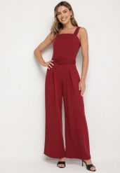 Bordowy Taliowany Kombinezon z Ozdobnym Paskiem i Klamrą Doloriela. Czerwone sukienki damskie Born2be, bez wzorów, eleganckie, bez ramiączek. W wyprzedaży za 135.99 zł.