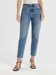 Jeansy mom - niebieski. Niebieskie jeansy damskie Sinsay. Za 45.99 zł.