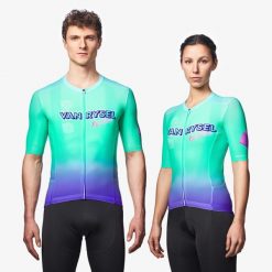 Koszulka rowerowa Van Rysel RCR 2 Flanders 90's LTD krótki rękaw. Fioletowe koszulki damskie VAN RYSEL, m, bez wzorów, z elastanu, bez kołnierzyka, bez ramiączek. W wyprzedaży za 179.99 zł.