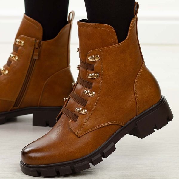 Camelowe trapery damskie M.Daszyński 23123-10. Brązowe botki damskie M.Daszyński, na jesień, z materiału, bez zapięcia. Za 219.00 zł.