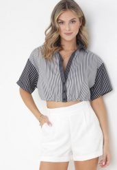 Czarna Krótka Retro Bluzka w Paski na Guziki Shodi. Czarne bluzki damskie Born2be, bez wzorów, retro, bez kołnierzyka, bez ramiączek. Za 34.99 zł.