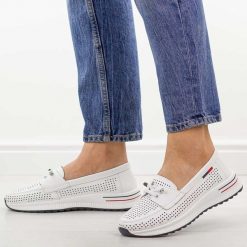 Białe ażurowane skórzane półbuty damskie T.Sokolski w26-647. Białe półbuty damskie Sokolski, na jesień, w ażurowe wzory, z jeansu, z okrągłym noskiem, bez obcasa, na płaskiej podeszwie, bez zapięcia. Za 199.00 zł.