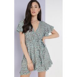 Niebieska Sukienka Asteriope. Niebieskie sukienki damskie Born2be, z aplikacjami, eleganckie, bez ramiączek. Za 209.99 zł.