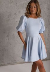 Niebieska Elegancka Sukienka z Bufiastymi Rękawami Odkrytymi Plecami i Wiązaniem Haritte. Niebieskie sukienki damskie Renee, bez wzorów, eleganckie, bez ramiączek. Za 249.99 zł.