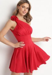 Czerwona Satynowa Asymetryczna Sukienka Ozdobiona Kwiatem 3D Izaiva. Czerwone sukienki damskie Born2be, z aplikacjami, z satyny, eleganckie, bez ramiączek. Za 169.99 zł.
