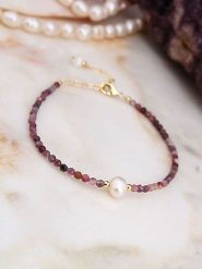 Pierres de Jade Pozłacana bransoletka z perłami i agatami rozmiar: onesize. Białe bransoletki damskie Pierres de Jade, pozłacane. Za 100.28 zł.