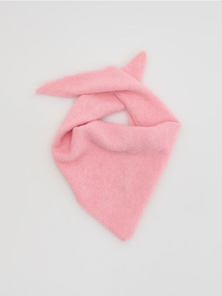 Trójkątna chusta - pastelowy róż. Czerwone chusty damskie Reserved, bez wzorów. W wyprzedaży za 29.99 zł.