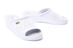 SANITAL FLEX 698/I white, klapki damskie. Białe klapki damskie Sanital-Flex, bez wzorów, ze skóry, bez obcasa, bez zapięcia. Za 114.90 zł.