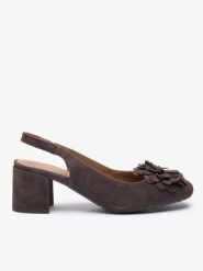 Ciemnobrązowe czółenka bez pięty slingback z kwiatem. Brązowe czółenka damskie Ryłko, z aplikacjami, ze skóry, z okrągłym noskiem, bez obcasa, na obcasie. Za 399.99 zł.