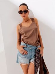 Szorty jeansowe z asymetryczną talią mid waist i bandaną - niebieski. Niebieskie spodenki sportowe damskie Sinsay, l, bez wzorów, z jeansu. W wyprzedaży za 22.99 zł.