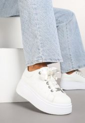 Białe Sneakersy na Grubej Podeszwie Zdobione Cyrkoniami Afinua. Białe obuwie sportowe damskie Born2be, z jeansu, bez zapięcia. Za 89.99 zł.