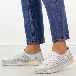 Białe ażurowe skórzane półbuty damskie Jezzi 8704. Białe półbuty damskie Jezzi, na jesień, w ażurowe wzory, z jeansu, z okrągłym noskiem, bez obcasa, na płaskiej podeszwie, bez zapięcia. Za 229.00 zł.