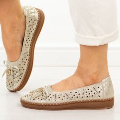 Złote ażurowe skórzane półbuty damskie Filippo Dp7664/26. Żółte półbuty damskie Filippo, na lato, w ażurowe wzory, z jeansu, bez obcasa, bez zapięcia. W wyprzedaży za 192.72 zł.