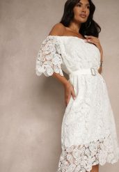 Biała Sukienka z Bawełną z Paskiem z Klamrą Perełkami i Cyrkoniami Neralisse. Białe sukienki damskie Renee, bez wzorów, z bawełny, eleganckie, bez ramiączek. W wyprzedaży za 67.99 zł.
