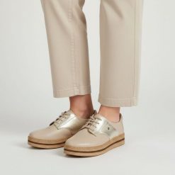 Półbuty damskie Armodo, cholewka ze skóry naturalnej gładkiej z metaliczną wstawką klasyczne sznurowanie zaokrąglony nosek gruba warstwowa podeszwa w. Żółte półbuty damskie Armodo, bez wzorów, ze skóry, bez obcasa, bez zapięcia. Za 359.00 zł.