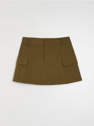 Spódnico-spodenki z kieszeniami cargo - zielony. Zielone spodenki sportowe damskie Sinsay, l, bez wzorów. Za 49.99 zł.
