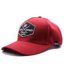 Czapka trucker –5 paneli –poliester z recyklingu /dla dorosłych (czerwony). Czerwone czapki z daszkiem damskie SURF MONKEY, bez wzorów, z poliesteru. Za 159.95 zł.