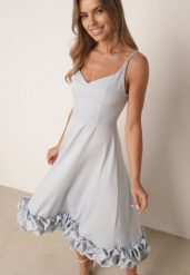 Niebieska Koktajlowa Sukienka o Rozkloszowanym Kroju z Falbaną na Dole Anastiope. Niebieskie sukienki damskie Born2be, bez wzorów, eleganckie, bez ramiączek. Za 349.99 zł.