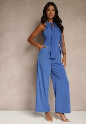 Niebieski Kombinezon Wide Leg z Ozdobnym Wiązaniem przy Szyi Silelia. Niebieskie sukienki damskie Renee, bez wzorów, eleganckie, bez ramiączek. W wyprzedaży za 111.99 zł.
